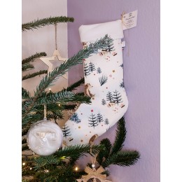 Chaussette de Noël à suspendre motif montagne enneigée sur fond blanc