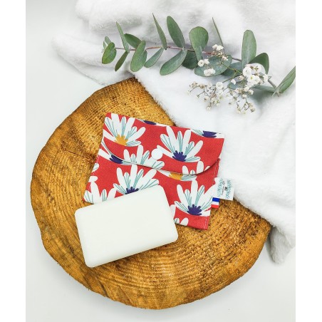 Pochette à savon motif fleurs blanches sur fond rouge